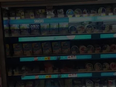 Растянутый ЖК-экран полки